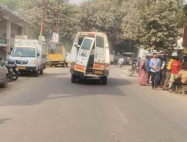 सरकारी अस्पताल में एंबुलेंस की हालत खराब टूटे दरवाजे और खराब लाइट मरीजों की जान जोखिम में